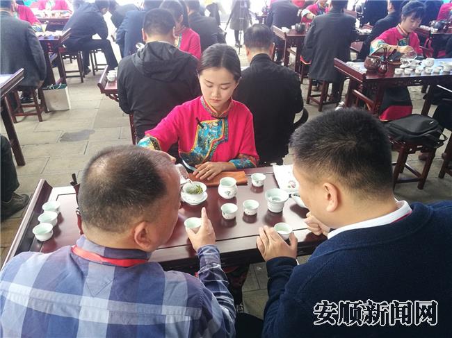 活动现场品茗的宾客对西秀茶叶赞不绝口2.jpg