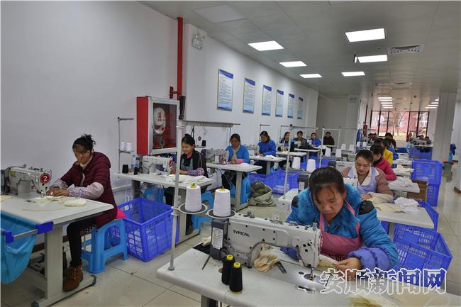 镇宁景宁小区引进工厂，让搬迁群众在家门口实现就业  罗永忠 摄影.JPG