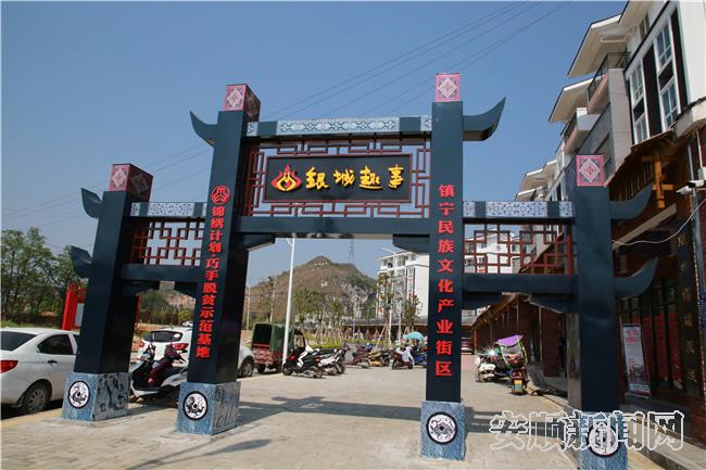 镇宁谐美社区在小区内打造蜡染民族工艺一条街，为搬迁群众提供就业岗位  伍水清 摄影.JPG