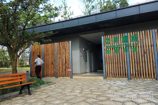 木条装饰的3号公厕.jpg