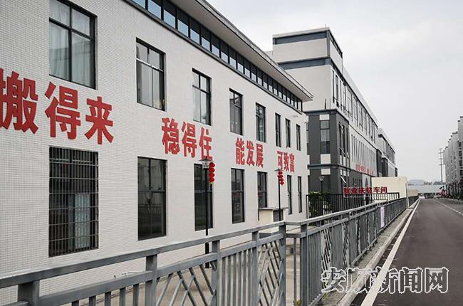 扶贫车间 记者 文崛摄.jpg