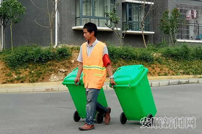 彩虹社区物业为社区不少居民提供了就职岗位。走出家门就能工作，让这位保洁员多了份自在与惬意。                       记者 梁惠焜 摄.jpg