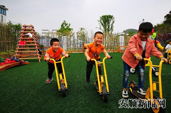 幼儿园小朋友的户外活动记者田畅摄.jpg