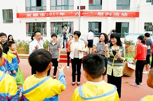 市领导关爱特殊儿童  温暖无声世界.png