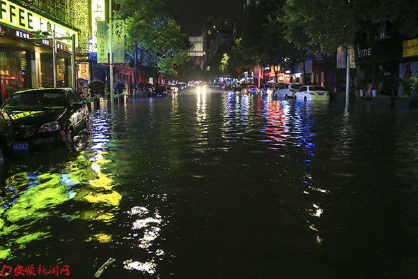 7月8日晚上11点27分拍摄的格凸河路被积水浸泡。.jpg