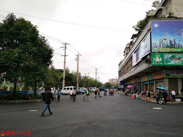 西街市场外的活动板房摊点也规范到市场内经营.jpg 西街市场外的活动板房摊点也规范到市场内经营.jpg