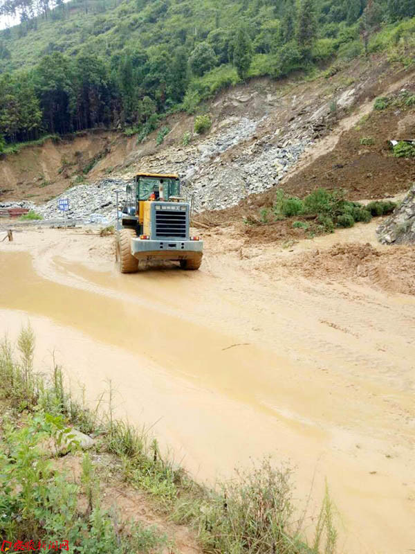 清理垮塌泥石（姚福进摄.jpg