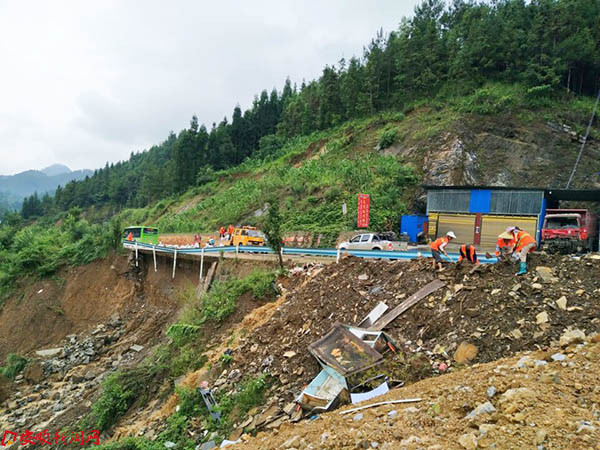 工人抢修公路（姚福进摄）.jpg