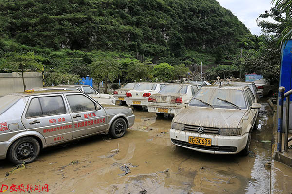 被洪水淹过的教练车.JPG 被洪水淹过的教练车.JPG