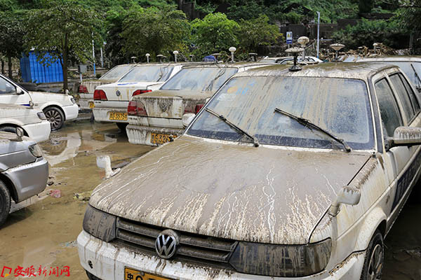 车上残留的污泥.JPG 车上残留的污泥.JPG