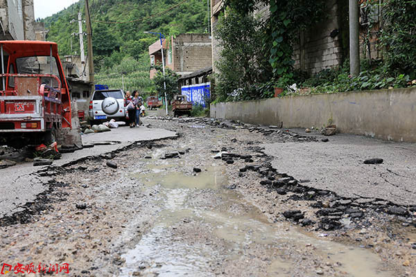 洪水毁坏的道路.JPG 洪水毁坏的道路.JPG