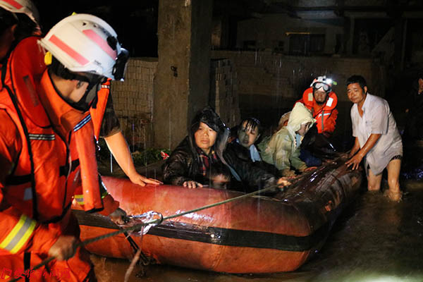 冒雨转移群众.JPG 冒雨转移群众.JPG