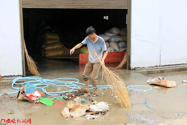 清理洪水过后的垃圾.JPG 清理洪水过后的垃圾.JPG