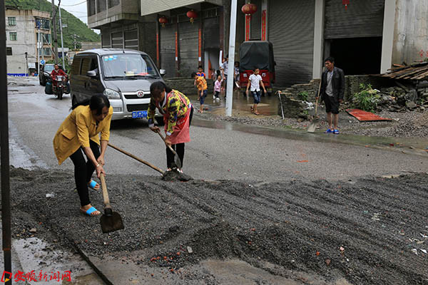 清理路面细沙.JPG 清理路面细沙.JPG