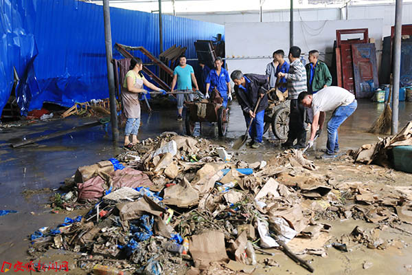 群众展开自救.JPG 群众展开自救.JPG