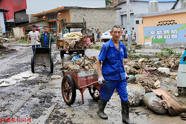 群众展开自救2.JPG 群众展开自救2.JPG