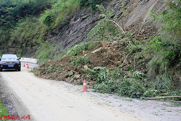 山洪崩塌的道路已疏通.JPG 山洪崩塌的道路已疏通.JPG