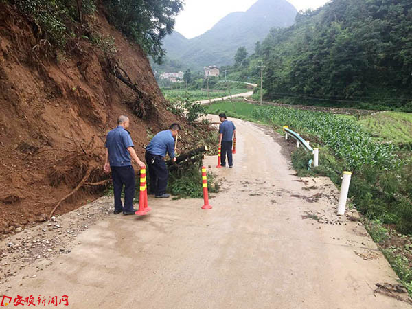 运政人员到坡贡镇兴姜村至新寨村查看水毁,并安装警示标志,要求施工方立即抢修.jpg 运政人员到坡贡镇兴姜村至新寨村查看水毁,并安装警示标志,要求施工方立即抢修.jpg