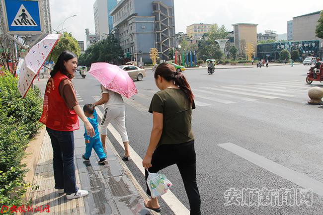 志愿者劝导行文不横穿马路 (2).JPG