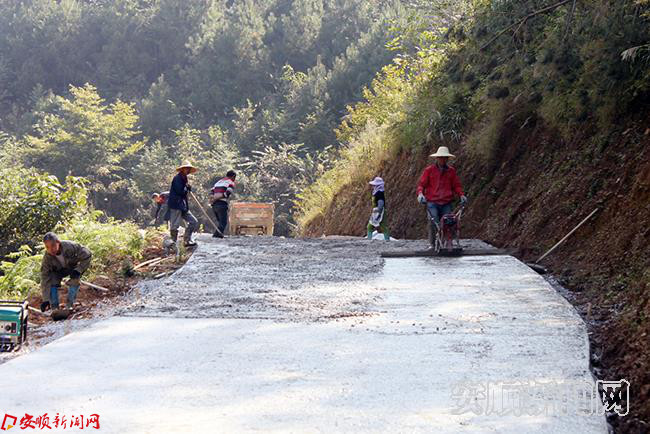 正在施工的板香村“通组路”.jpg