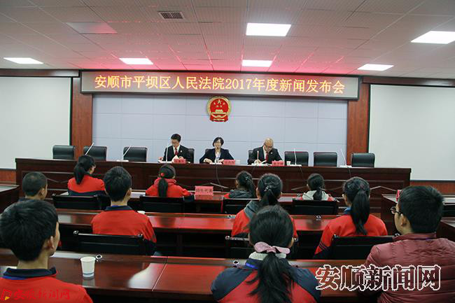 组织各界代表观看新闻发布会.JPG