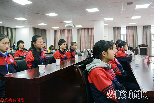 学生代表认真观看.JPG
