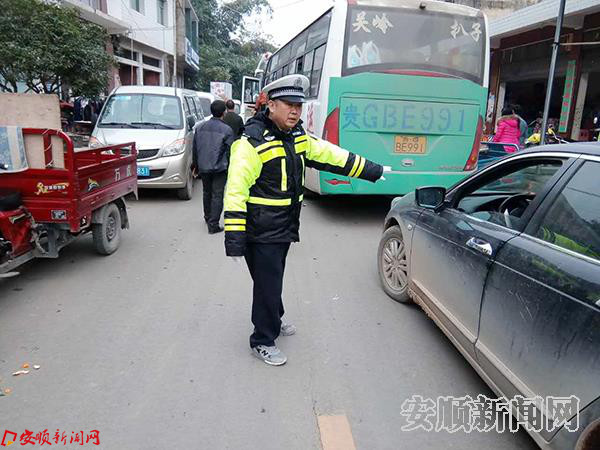 关岭多部门开展八德马路市场交通疏导.jpg