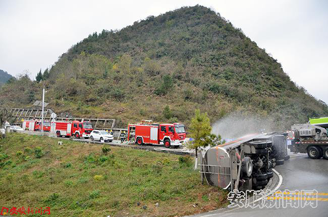 1.消防官兵水炮稀释处置现场 吴知望 摄.JPG