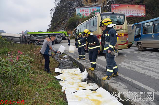 6、消防官兵在水沟铺阻燃毯、倒消油剂分解泄漏油品  吴知望  摄.JPG