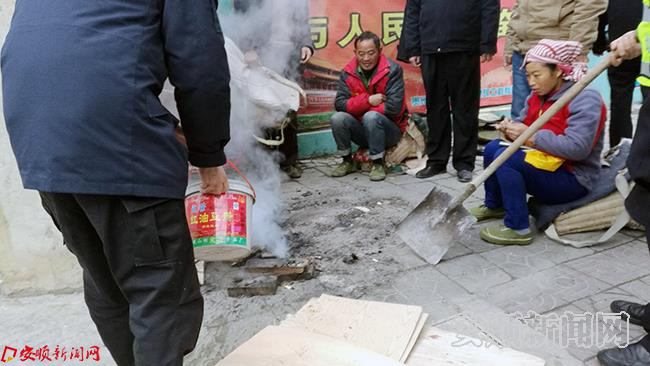 取缔民工街头烧火.jpg