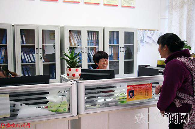 舒心工程1——群众到窗口办事.JPG 舒心工程1——群众到窗口办事.JPG