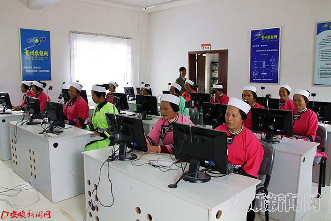 舒心工程2——双龙山街道大寨村在村活动室开展网络培训.jpg 舒心工程2——双龙山街道大寨村在村活动室开展网络培训.jpg