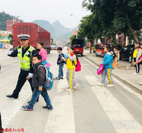 交警直属三大队多举措加强校园周边交通管控.jpg
