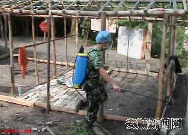 在四川汶川地震灾区居民临时安置点消毒杀虫.jpg