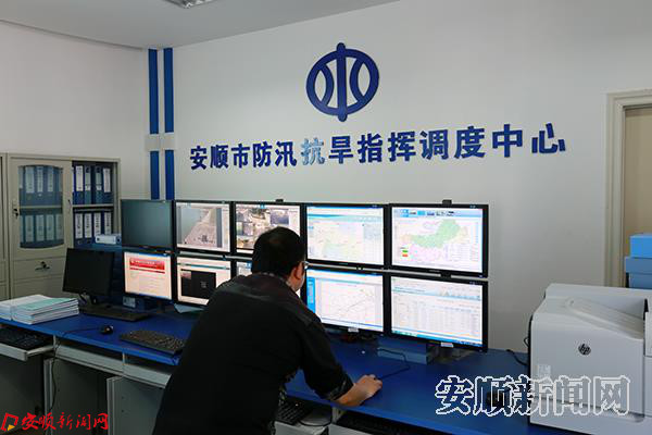 市防汛调度中心，目前已全面落实24小时值班制度（资料图）.JPG