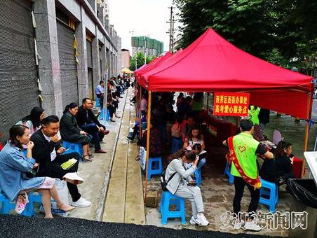 西秀区西街办设“爱心服务点”助力高考2.jpg