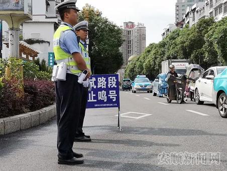 安顺交警为考生保驾护航2.jpg