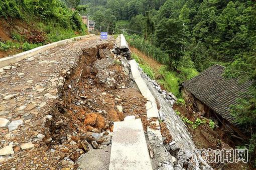 格凸河镇长田村大冲组地质灾害隐患点垮塌的道路.jpg
