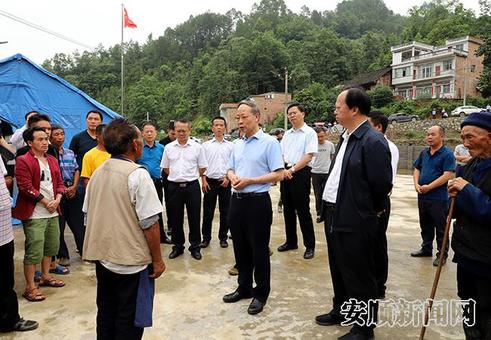 格凸河镇长田村大冲组集中安置点看望慰问群众1.jpg