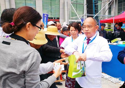 安顺茶深受现场市民青睐,与会领导现场赠茶.jpg 安顺茶深受现场市民青睐,与会领导现场赠茶.jpg