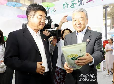 与会领导到贵州馆巡馆,现场查看安顺瀑布茶产品.jpg 与会领导到贵州馆巡馆,现场查看安顺瀑布茶产品.jpg