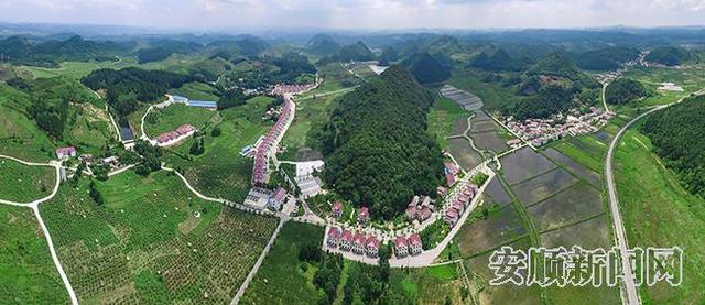 俯瞰大坝全景 记者 张韬 摄.jpg