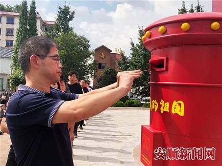现场群众向邮筒投信.jpg