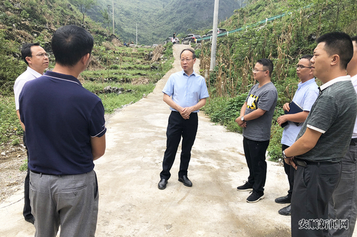 陈训华在金龙村与当地干部交流