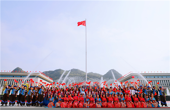 少数民族代表为祖国祝福.jpg