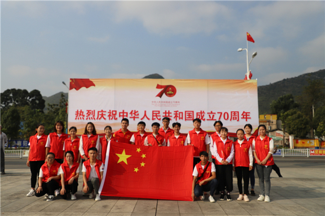 志愿者代表为祖国祝福.jpg