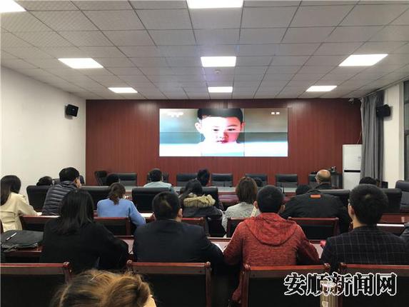 关岭自治县委组织部全体党员收看《榜样4》_副本.jpg