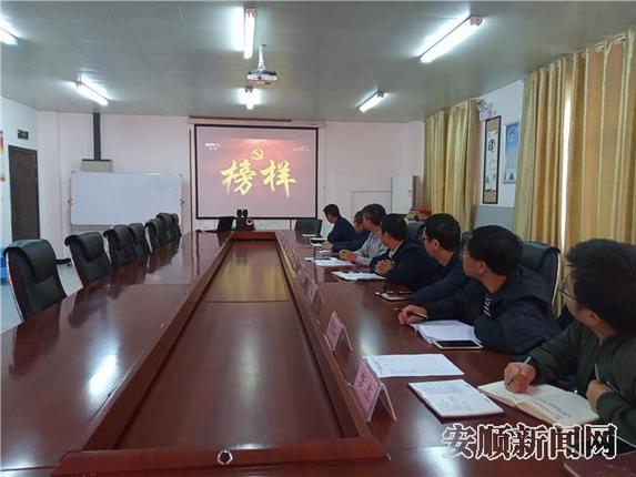 关岭自治县产业园区全体党员收看《榜样4》_副本.jpg