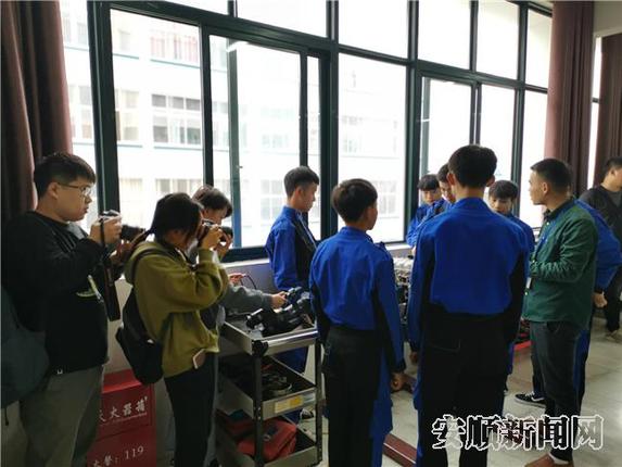 采访安顺市城市服务学校.jpg
