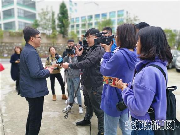 采访安顺市城市服务学校校长.jpg